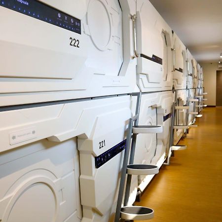 Whiz Capsule Hotel Thamrin Джакарта Экстерьер фото