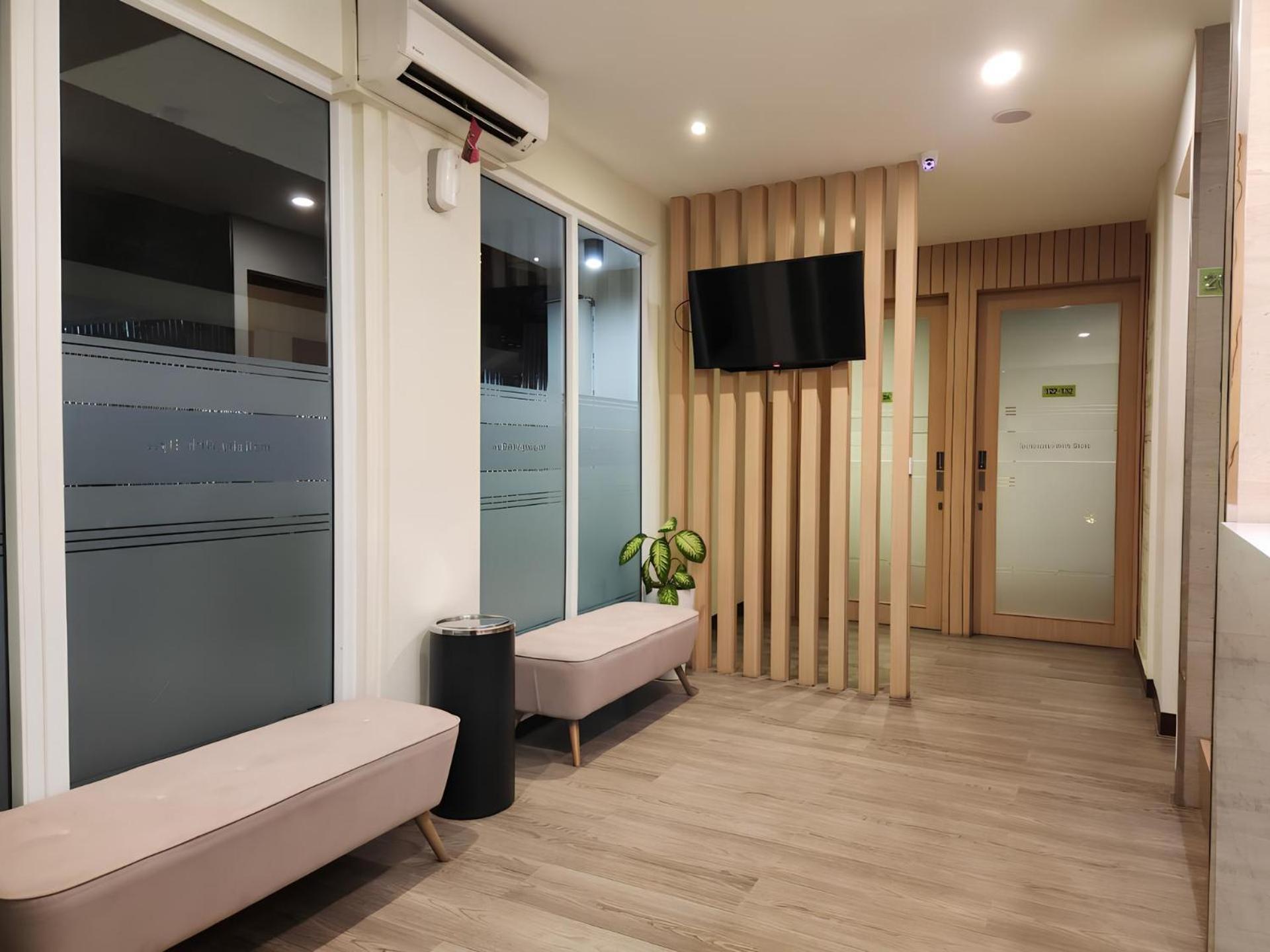 Whiz Capsule Hotel Thamrin Джакарта Экстерьер фото