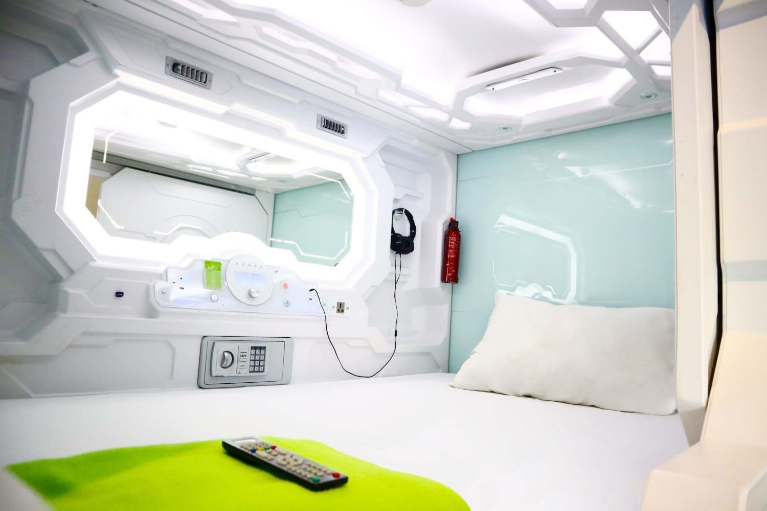 Whiz Capsule Hotel Thamrin Джакарта Экстерьер фото