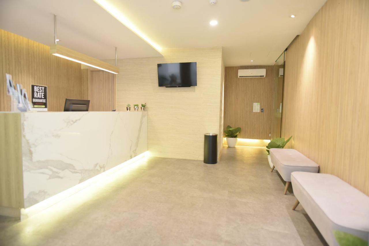 Whiz Capsule Hotel Thamrin Джакарта Экстерьер фото