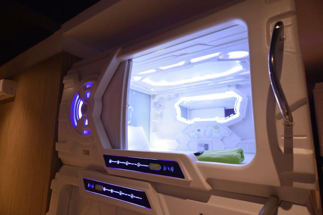 Whiz Capsule Hotel Thamrin Джакарта Экстерьер фото