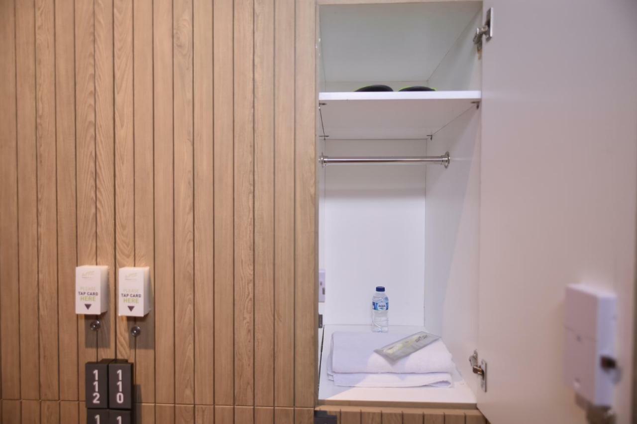 Whiz Capsule Hotel Thamrin Джакарта Экстерьер фото